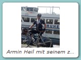 Armin Heil mit seinem zweckmäßig aufgebauten Mittendorf Reiserad Karlsruher Rheinhafen vor der "Karlsruhe"
Vollverchromten Rahmen mit 029er Ausfallende und der integrierten Sattelklemme. Typenbezeichnung 029IS