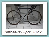 Mittendorf Super Luxe 2029 Straßenrennrad aus dem Jahr 1984 mit Shimano Dura Ace 7400Ausstattung. Während einer Revision im 1988 wurde der Rahmen auf innenliegende Bremszugführung umgebaut und hat das obligatorische Ausgleichsteil gegenüber des Umwerfer-Anlötteil sowie eine neue Lackierung erhalten.
Eigentümer: Kurt Karst, Monschau (Erstbesitzer)