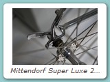 Mittendorf Super Luxe 2029 Straßenrennrad aus dem Jahr 1984 mit Shimano Dura Ace 7400. Während einer Revision im 1988 wurde der Rahmen auf innenliegende Bremszugführung umgebaut und hat das obligatorische Ausgleichsteil gegenüber des Umwerfer-Anlötteil sowie eine neue Lackierung erhalten.
Eigentümer: Kurt Karst, Monschau (Erstbesitzer)