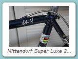 Mittendorf Super Luxe 2029 Straßenrennrad aus dem Jahr 1984 mit Shimano Dura Ace 7400. Während einer Revision im 1988 wurde der Rahmen auf innenliegende Bremszugführung umgebaut und hat das obligatorische Ausgleichsteil gegenüber des Umwerfer-Anlötteil sowie eine neue Lackierung erhalten.
Eigentümer: Kurt Karst, Monschau (Erstbesitzer)