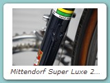 Mittendorf Super Luxe 2029 Straßenrennrad aus dem Jahr 1984 mit Shimano Dura Ace 7400. Während einer Revision im 1988 wurde der Rahmen auf innenliegende Bremszugführung umgebaut und hat das obligatorische Ausgleichsteil gegenüber des Umwerfer-Anlötteil sowie eine neue Lackierung erhalten.
Eigentümer: Kurt Karst, Monschau (Erstbesitzer)