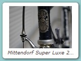 Mittendorf Super Luxe 2029 Straßenrennrad aus dem Jahr 1984 mit Shimano Dura Ace 7400. Während einer Revision im 1988 wurde der Rahmen auf innenliegende Bremszugführung umgebaut und hat das obligatorische Ausgleichsteil gegenüber des Umwerfer-Anlötteil sowie eine neue Lackierung erhalten.
Eigentümer: Kurt Karst, Monschau (Erstbesitzer)