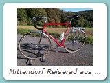 Mittendorf Reiserad aus dem Jahr 1980
Reynolds 531, Campagnolo Record, TA.
Erworben im Sommer 2022 bei Vintige Velo Berlin.
Eingentümer: Ansgar Hatscher, Erkerode